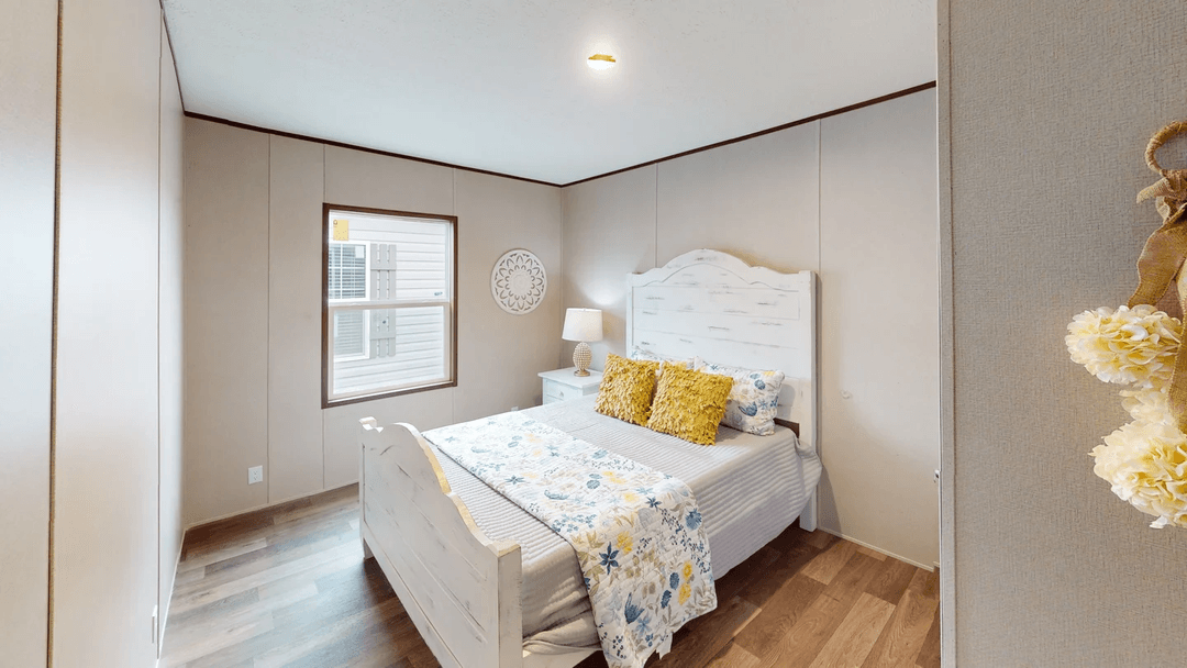 Oak  bedroom home features