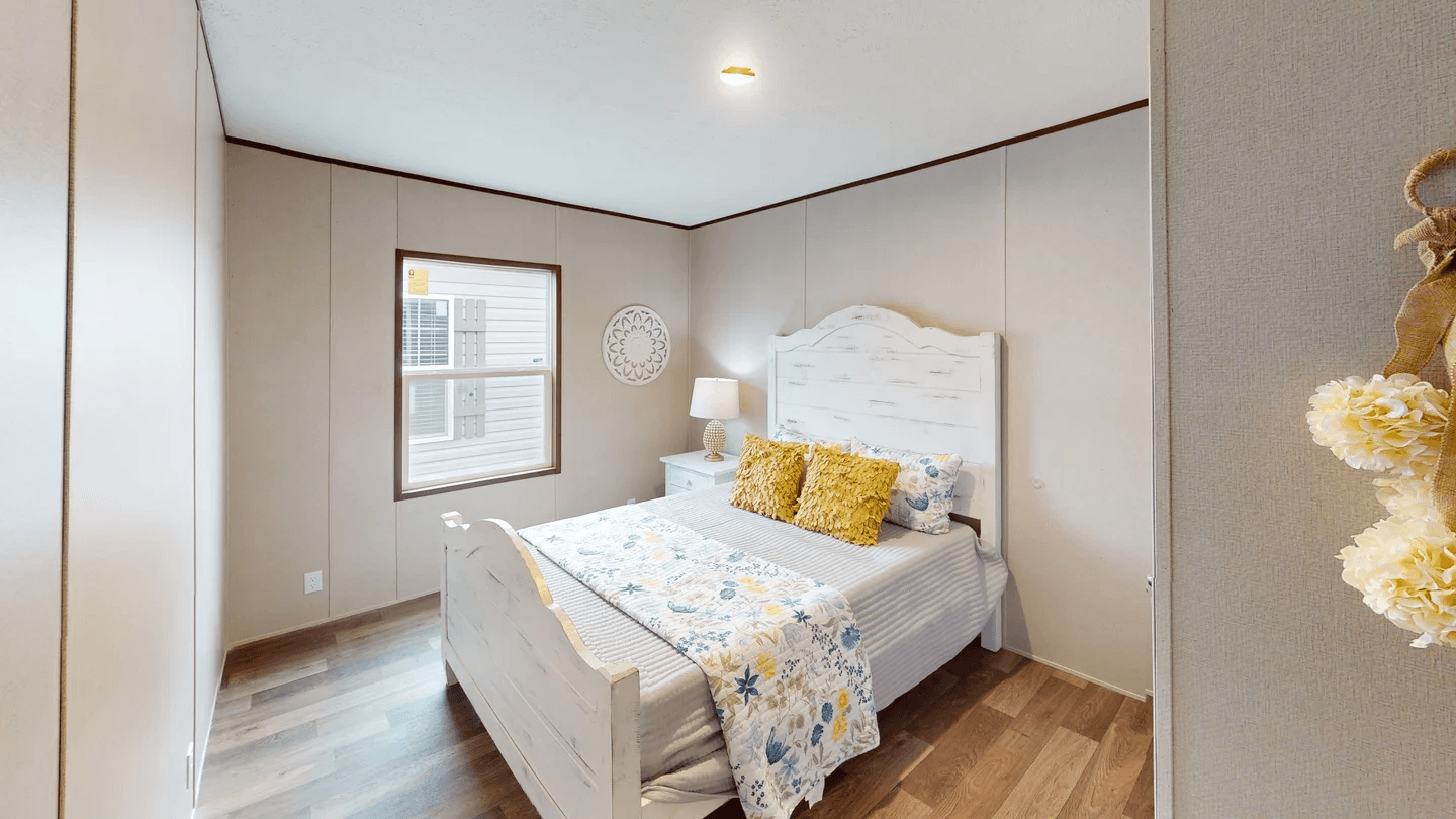 Oak  bedroom home features