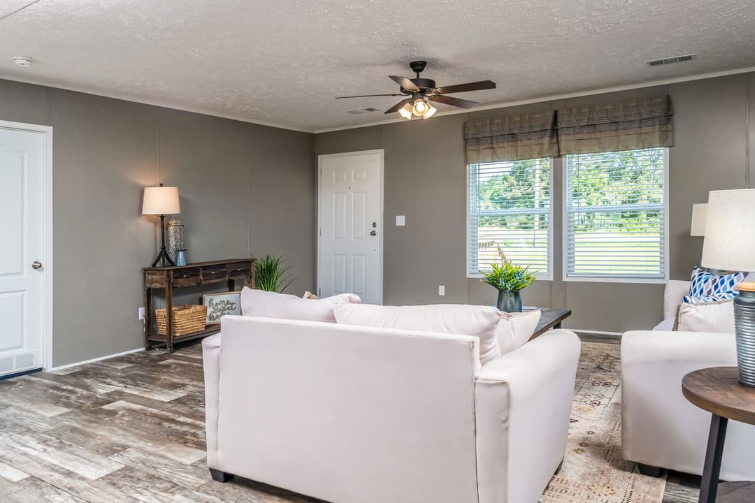 Locklear interior home features