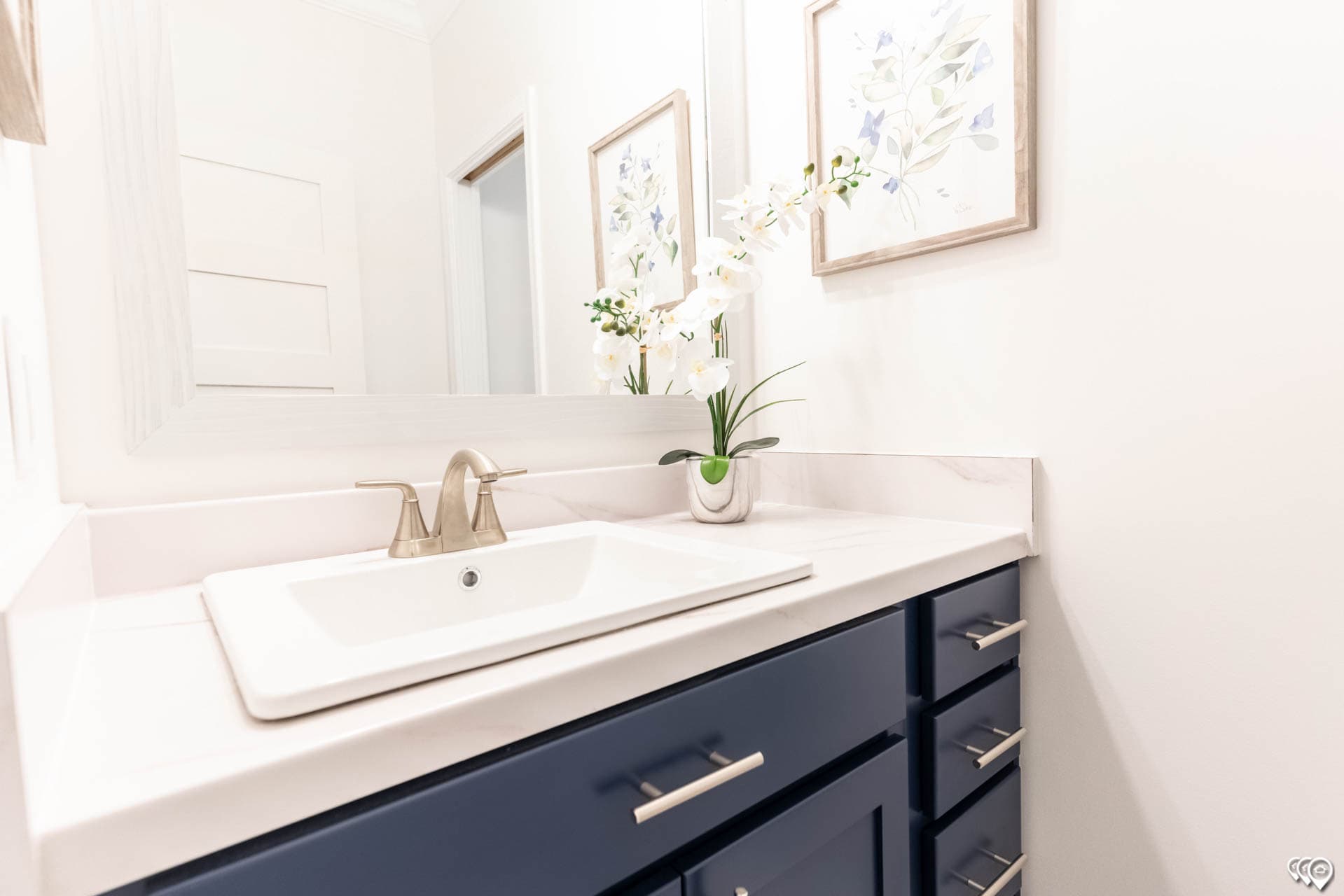 The shoreline bathroom home features