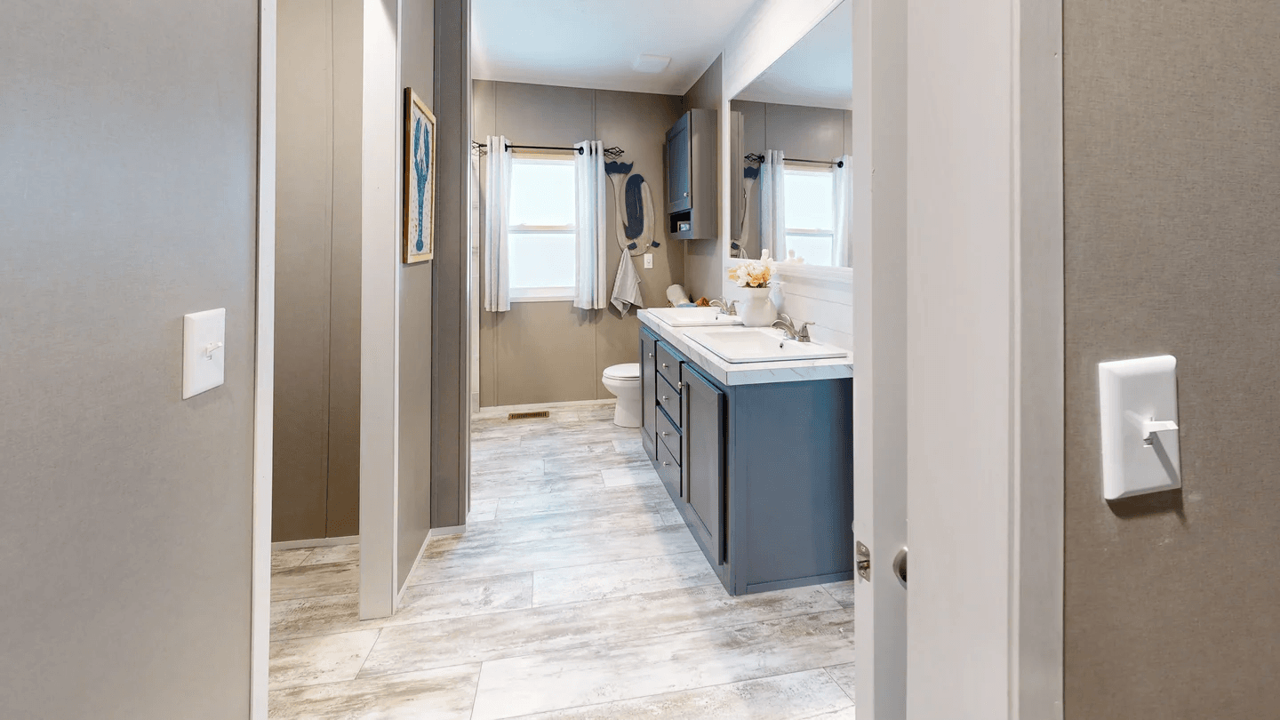 The driftwood bathroom home features