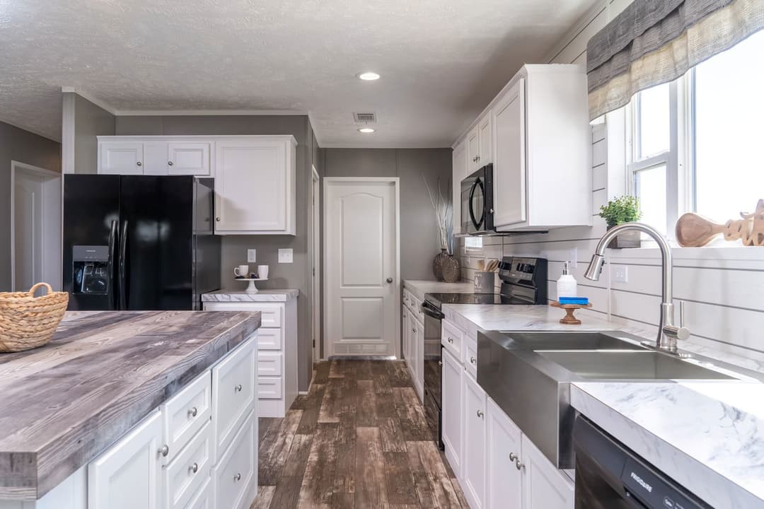 Locklear kitchen home features