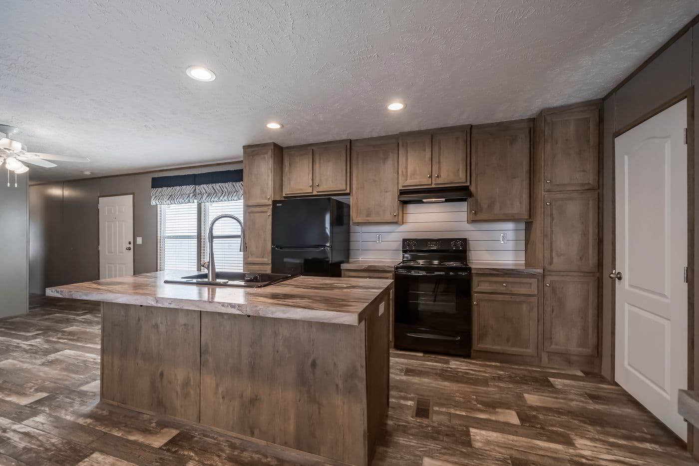 Peyton kitchen home features