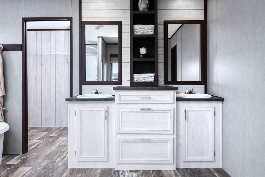The shoreline bathroom home features
