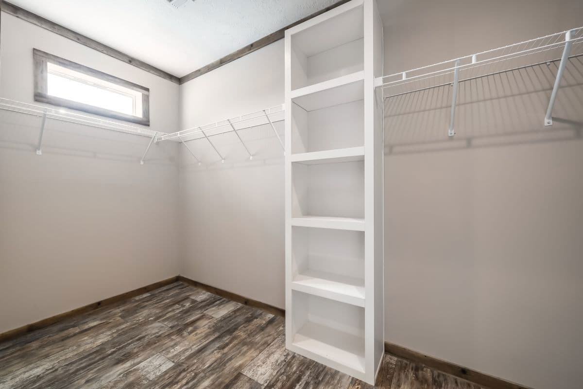 Tyra interior home features