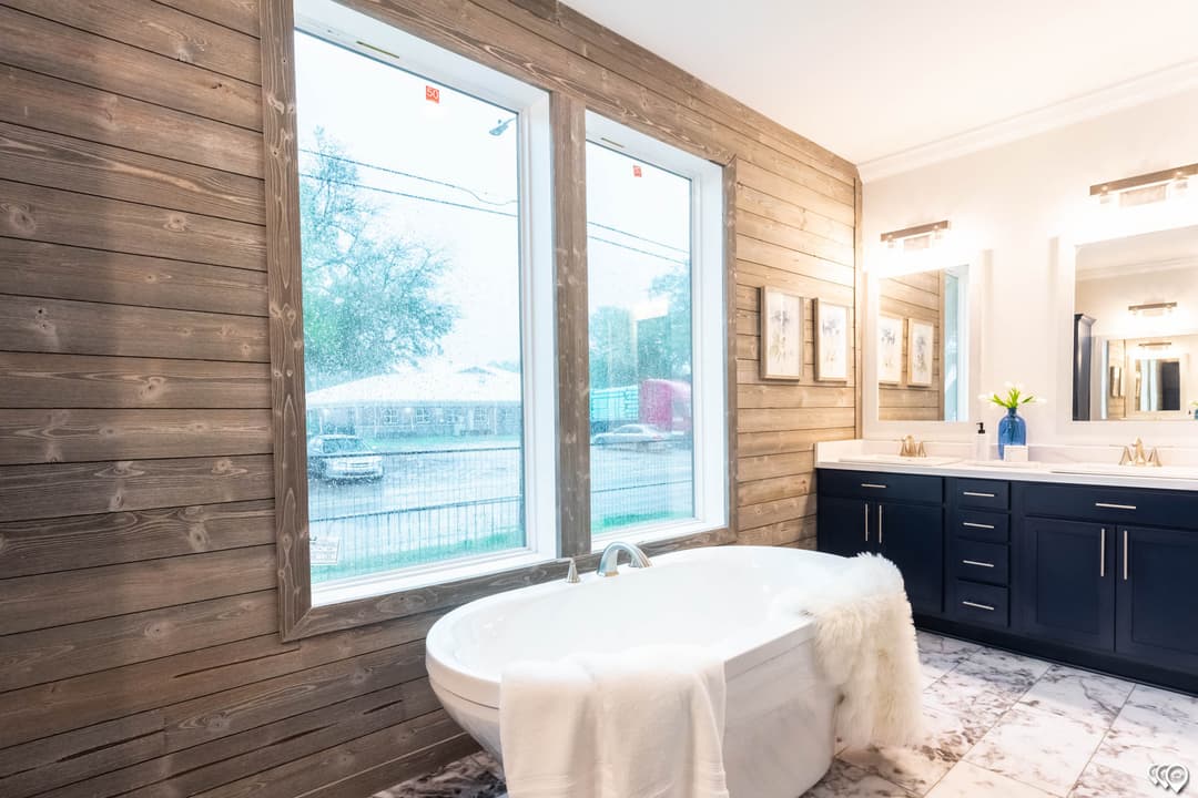The shoreline bathroom home features