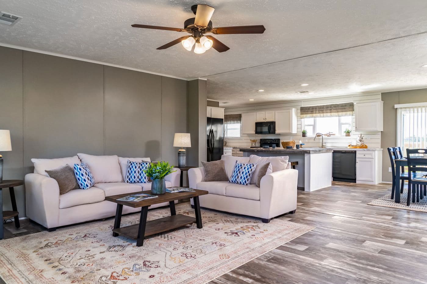 Locklear interior home features