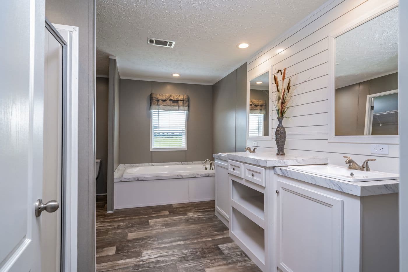 Locklear bathroom home features
