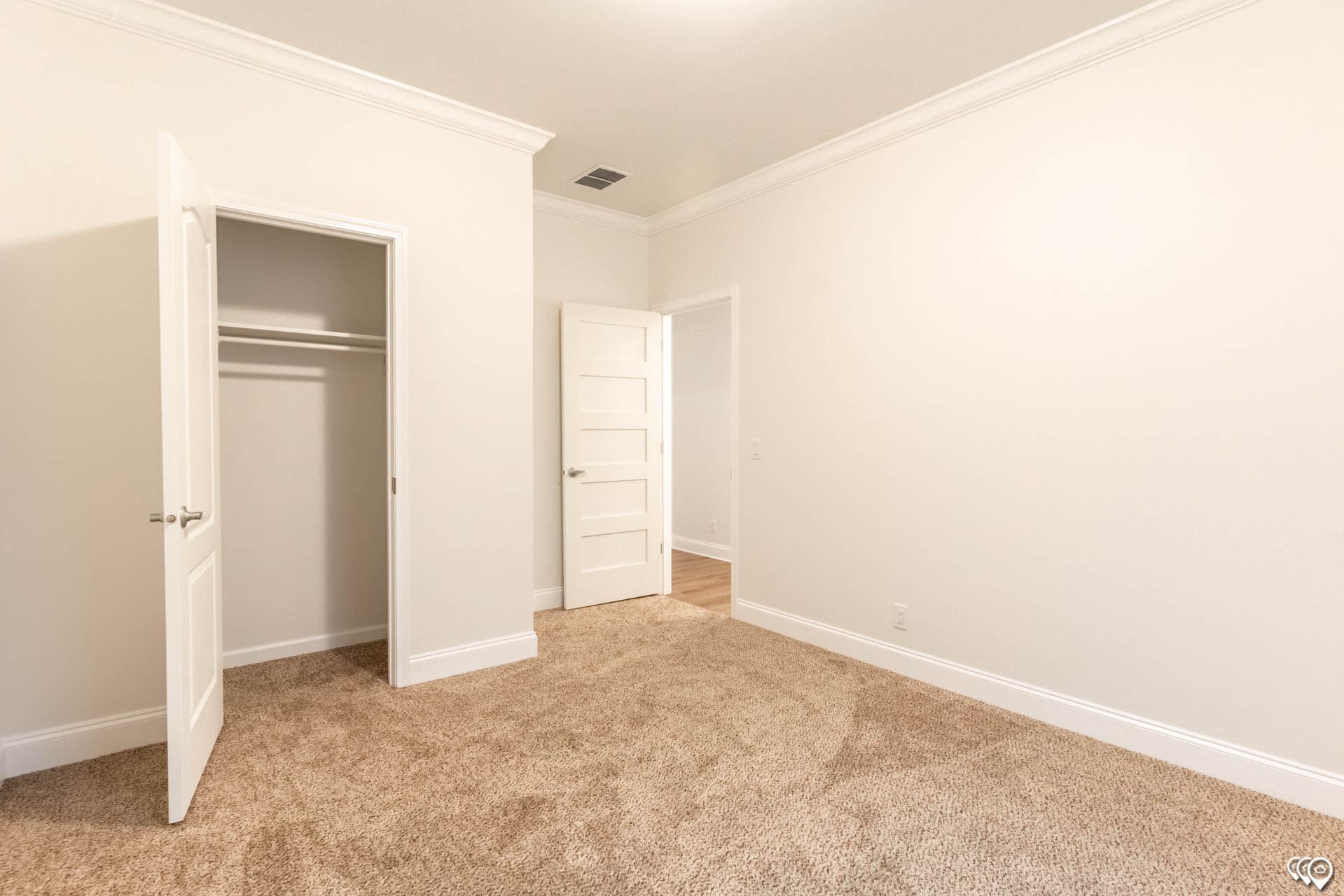 Shoreline  interior home features