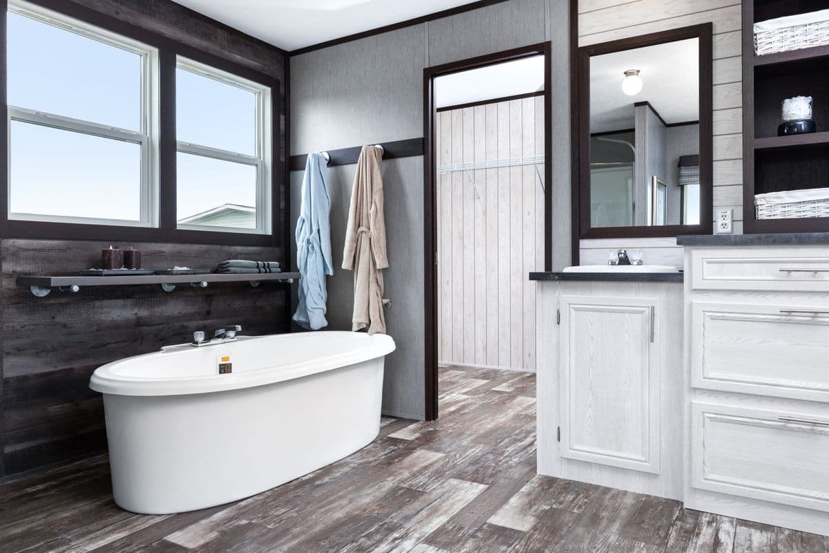The shoreline bathroom home features