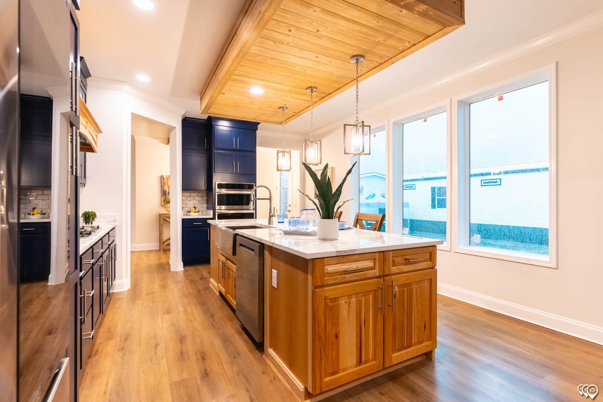 Shoreline  kitchen home features